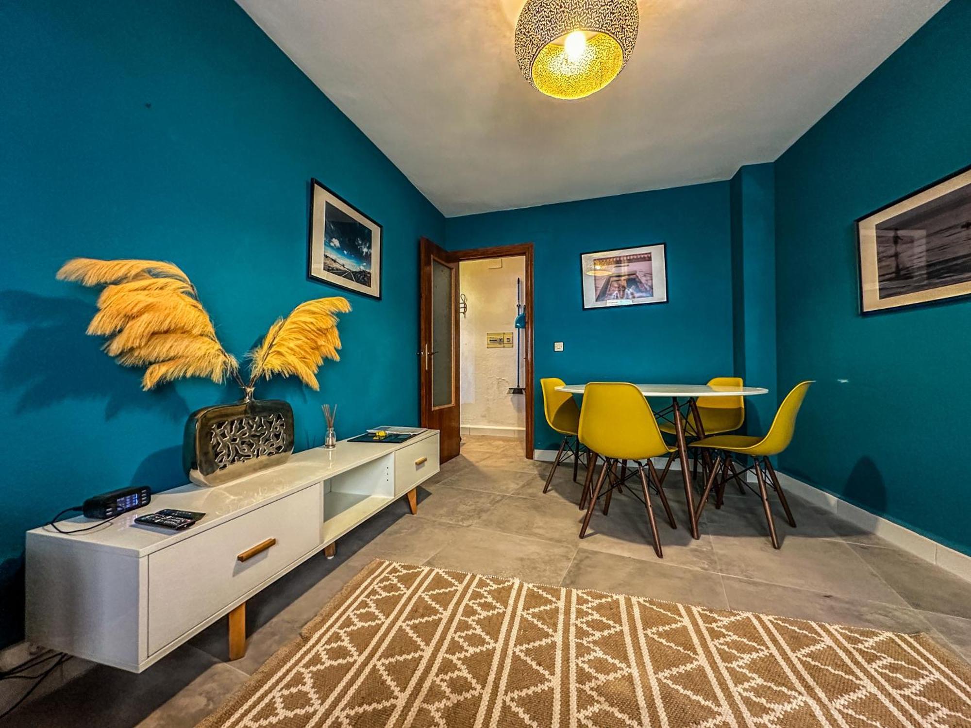 Pisos Baza, Tres Apartmentos En *